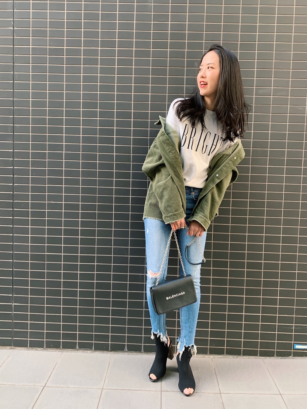 「パンツスタイル、シンプルコーデ、大人カジュアル、ラフ、春カラー、デニム、GU、ZARA、BALENCIAGA、SLY」｜「ZARAのアイテム（ジャケット/アウター、グリーン系）」を使った、元石梨香子さん（レディース・168cm）の春コーディネートの1枚目の写真