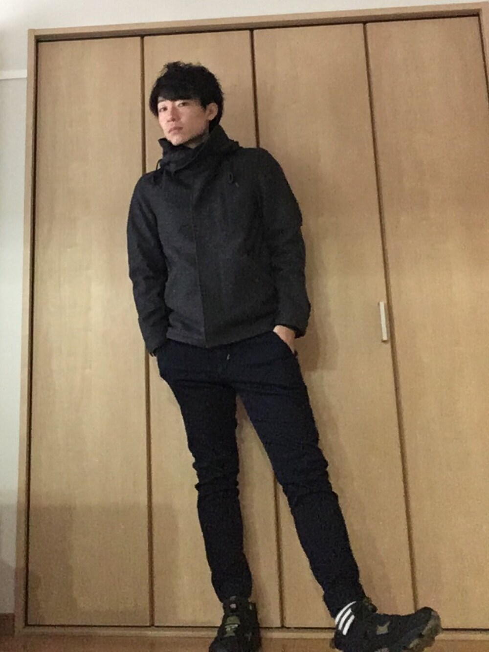 グレー系のモッズコート、ブルー系のその他パンツ、ブラック系のスニーカーを着用したメンズの冬コーディネートの1枚目の写真