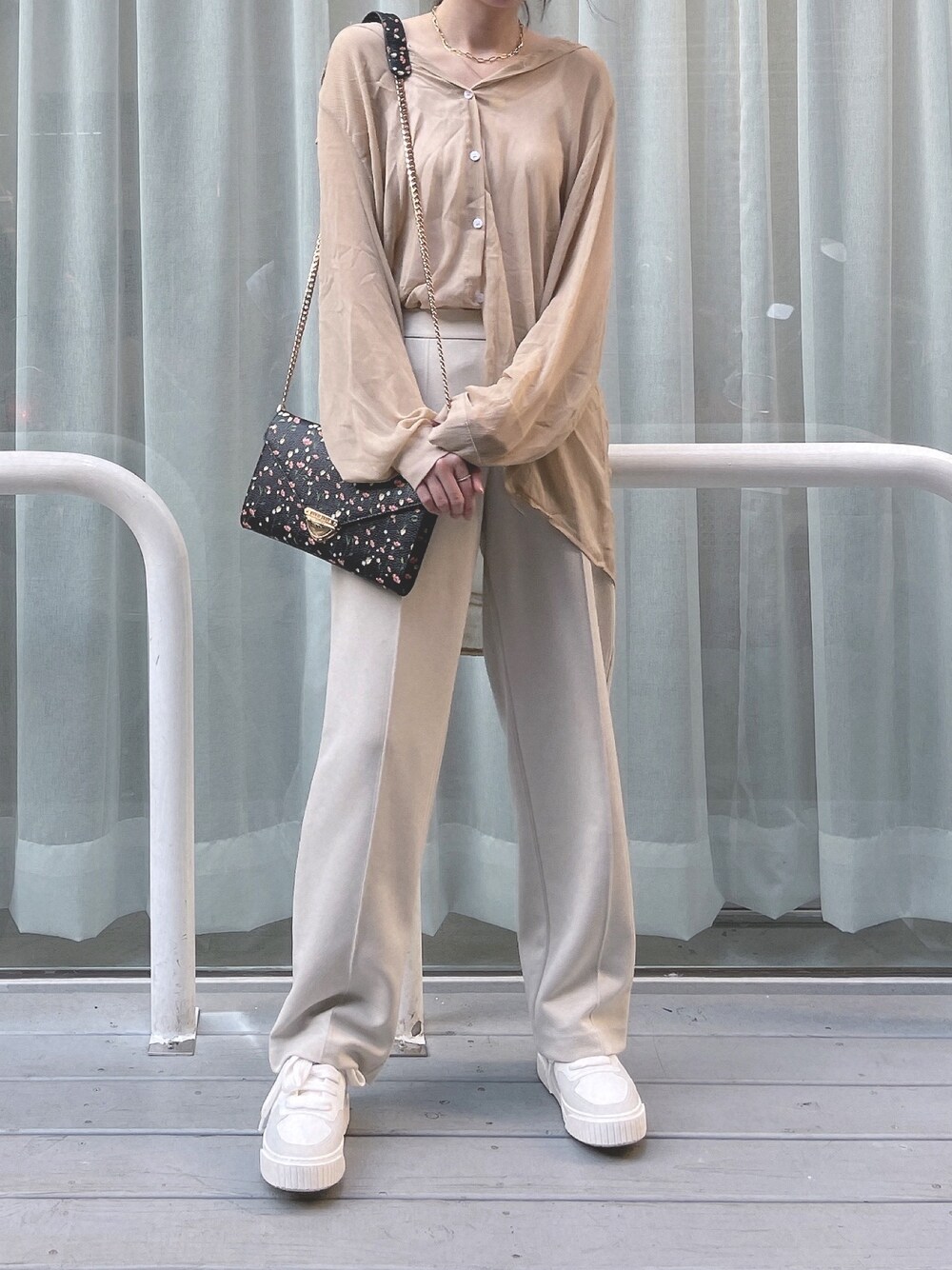 「UNIQLOのアイテム（チノパンツ、ホワイト系）」を使った、Shan3さん（レディース・158cm）の春コーディネートの1枚目の写真