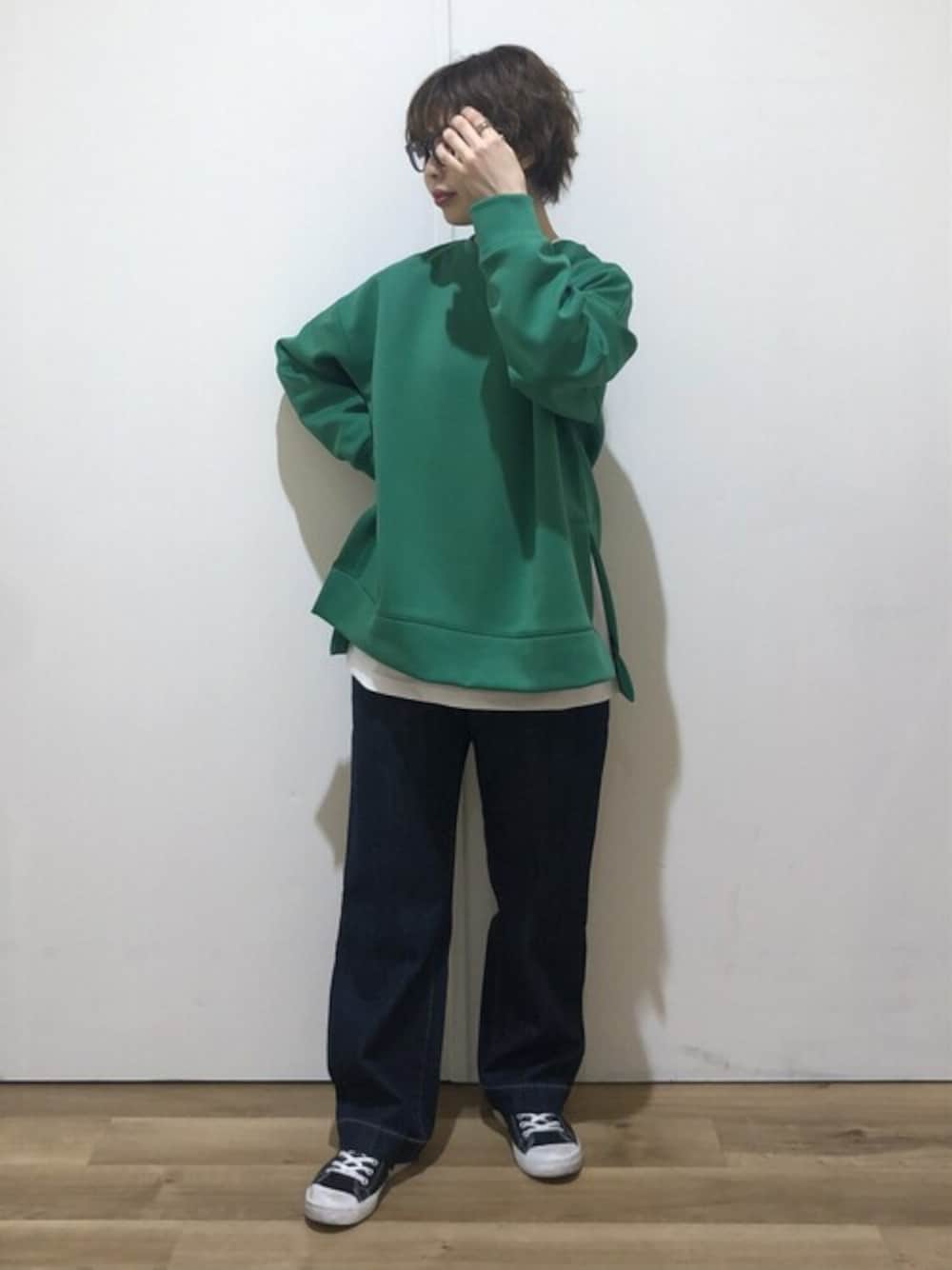 「ショートヘア、Green Parks、グリーンパークス、グリーンコーデ、グリーン、スウェット、レイヤードスタイル、レイヤードコーデ、ストレートデニム、ストレートパンツ、パンツスタイル、デニム、デニムパンツ」｜「Green　Parksのダンボールクッションスリットプルオーバー＊（スウェット、グリーン系）」を使った、板さん（レディース・156cm）の冬コーディネートの1枚目の写真