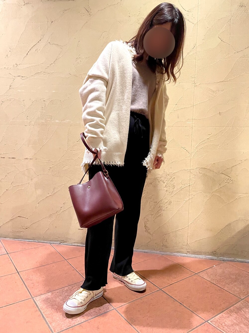 「ニット、4WAYニット、お気に入り、ワインレッド、ワインレッドバッグ、コンバース、ホワイトシューズ」｜「NEUNAの4WAYルーズタッセルダメージニットカーディガン（ニット/セーター、ホワイト系）」を使った、pico＊＊さん（レディース・160cm）の秋コーディネートの1枚目の写真
