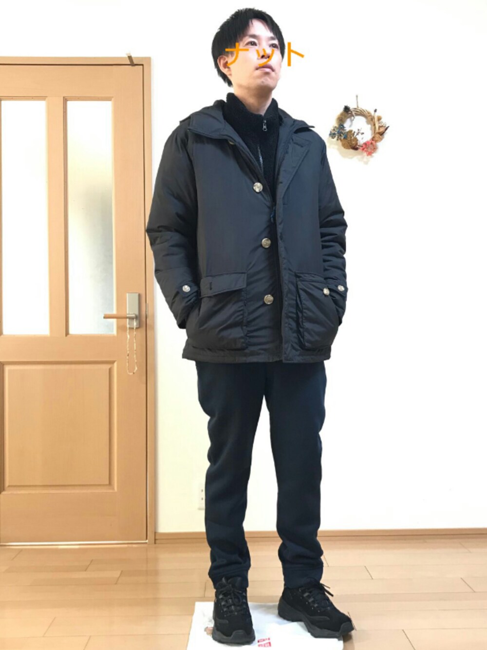 ブルー系のその他パンツ、ブラック系のその他アウター、ブラック系のダウンジャケット/コートを着用したメンズの冬コーディネートの1枚目の写真