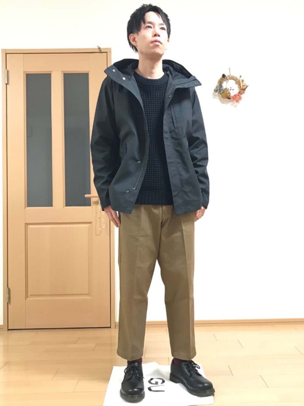 ブラック系のジャケット/アウター、ブラウン系のその他パンツを着用したメンズの冬コーディネートの1枚目の写真