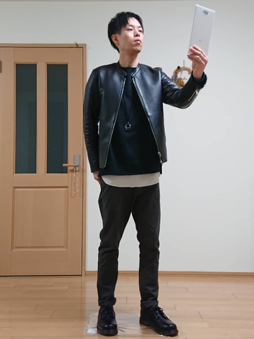 「LIDNMのLIDnM/リドム/ラムレザーシングルライダース（ライダースジャケット、ブラック系）」を使った、ナットさん（メンズ・175cm）の春コーディネートの1枚目の写真