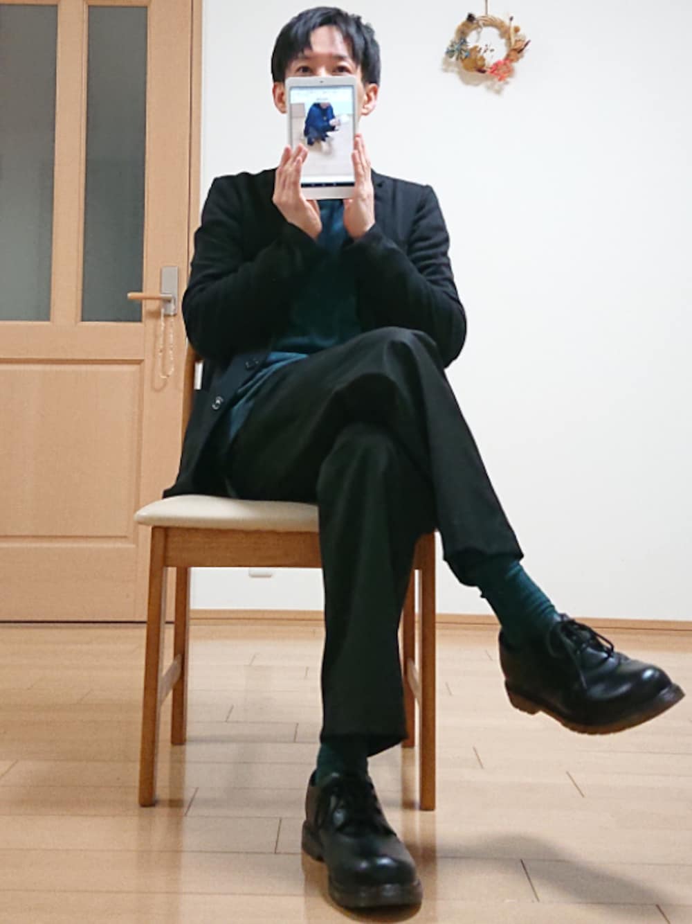 「真面目に座りフェス告知、シンプル、座ってみた、春コーデ、テーラードジャケット、ワイトパンツ、座りフェス告知、iPadを拡大して見て欲しい」｜「NANO universeの【WEB限定商品】∴マイクロカノコカットジャケット（テーラードジャケット、ブラック系）」を使った、ナットさん（メンズ・175cm）の春コーディネートの1枚目の写真