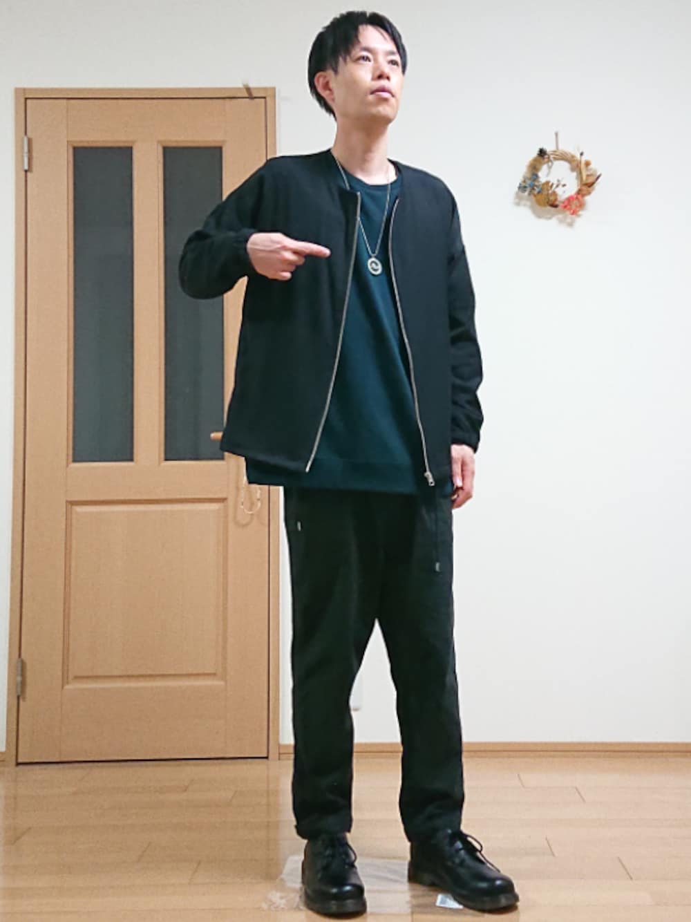 「春コーデ、シンプル、スウェット、ワイドパンツ、コーチジャケット、ネックレスがお気に入り、革靴」｜「AIVERの12 ecliptical constellations Necklace（ネックレス、その他）」を使った、ナットさん（メンズ・175cm）の春コーディネートの1枚目の写真