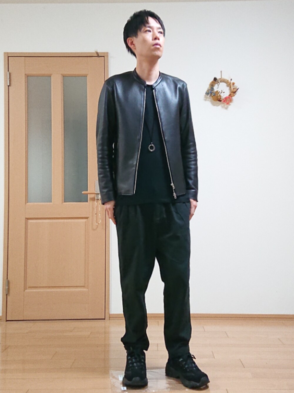 「真っ黒、春、ワイドパンツ、ライダース、ダッドスニーカー、ヒートテック」｜「ZIP FIVEの綿麻ワイドテーパードパンツ（その他パンツ、ブラック系）」を使った、ナットさん（メンズ・175cm）の春コーディネートの1枚目の写真