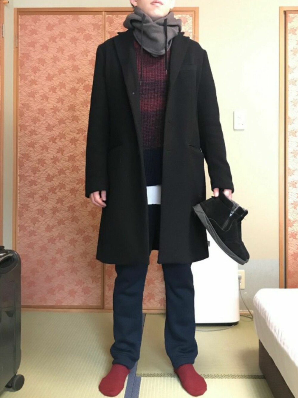「シンプル、チェスターコート、フリースパンツ、ニット、タンクトップチラ見せ、GLOBAL WORK、RAGEBLUE、昨日に比べたら物足りない、レイヤードstyle、ちらりんシャツヤード」｜「GLOBAL WORKのウールジャージーチェスター/719555 （チェスターコート、ブラック系）」を使った、ナットさん（メンズ・175cm）の冬コーディネートの1枚目の写真
