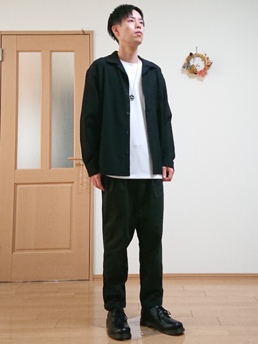 「モノクロ写真加工フェス告知、シンプル、ワイドパンツ、オープンカラーシャツ、下ネタネックレス、春コーデ、白Tシャツ、革靴」｜「GUのオープンカラーシャツ（シャツ/ブラウス、ブラック系）」を使った、ナットさん（メンズ・175cm）の春コーディネートの1枚目の写真