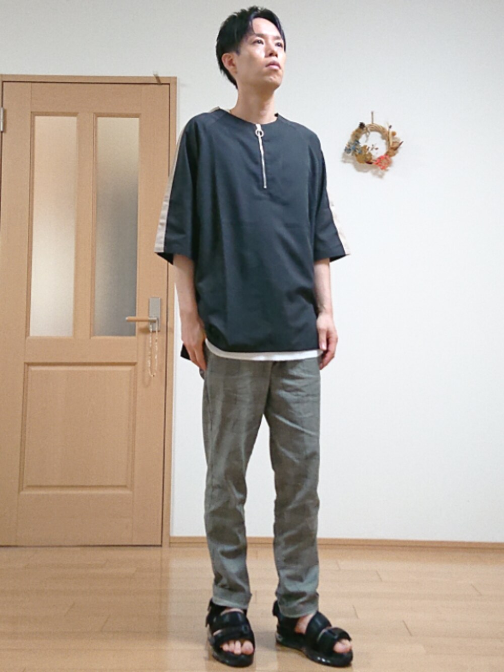 「シンプル、カジュアル、夏コーデ、サンダル、チェックパンツ」｜「CASPER JOHNのCASPER JOHN ハーフジップラグラン（Tシャツ/カットソー、ブラック系）」を使った、ナットさん（メンズ・175cm）の夏コーディネートの1枚目の写真