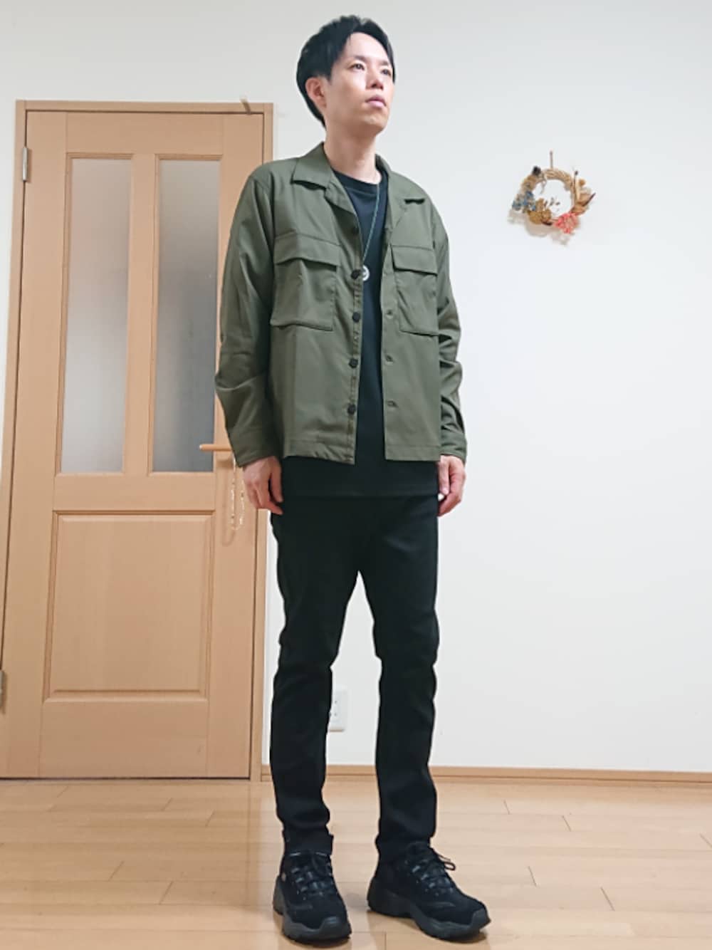 グリーン系のシャツ/ブラウス、ブラック系のチノパンツ、ブラック系のTシャツ/カットソーを着用したメンズの秋コーディネートの1枚目の写真