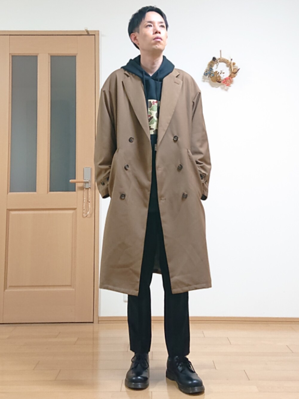 ブラウン系のチェスターコート、ブラック系のパーカー、ブラック系のその他パンツを着用したメンズの秋コーディネートの1枚目の写真