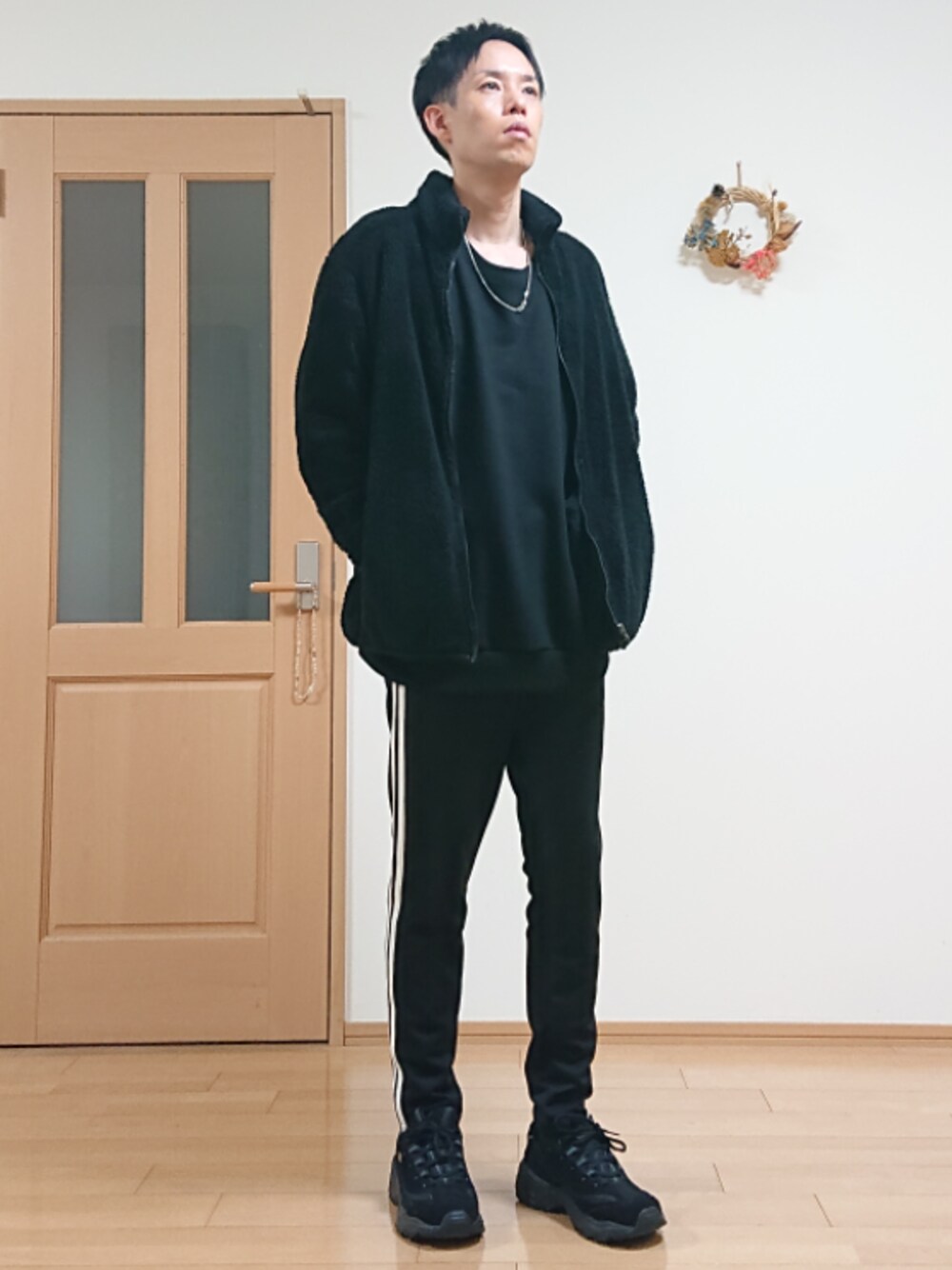 「真っ黒コーデ、ジャージ、ラインパンツ、シンプル、ボア、もこもこ、カジュアル、スニーカー」｜「UNIQLOのシルキーフリースジャケット（長袖）（その他アウター、ブラック系）」を使った、ナットさん（メンズ・175cm）の秋コーディネートの1枚目の写真