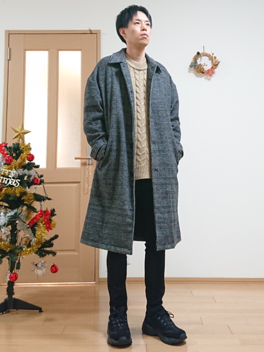 ブラック系のその他パンツ、ベージュ系のニット/セーター、ブラック系のスニーカーを着用したメンズの冬コーディネートの1枚目の写真