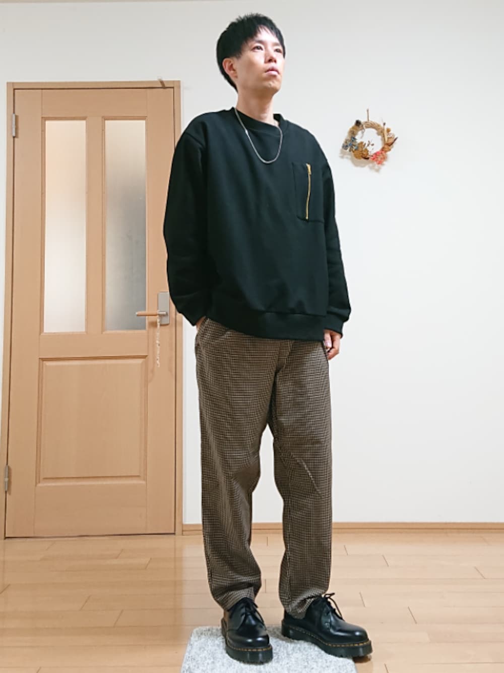 「はるコーデ、シンプルコーデ、シェフパンツ、スウェット、革靴、カジュアル、オーバーサイズ」｜「act'mのact'm オーバーサイズ ポケットzip スウェット（スウェット、ブラック系）」を使った、ナットさん（メンズ・175cm）の春コーディネートの1枚目の写真