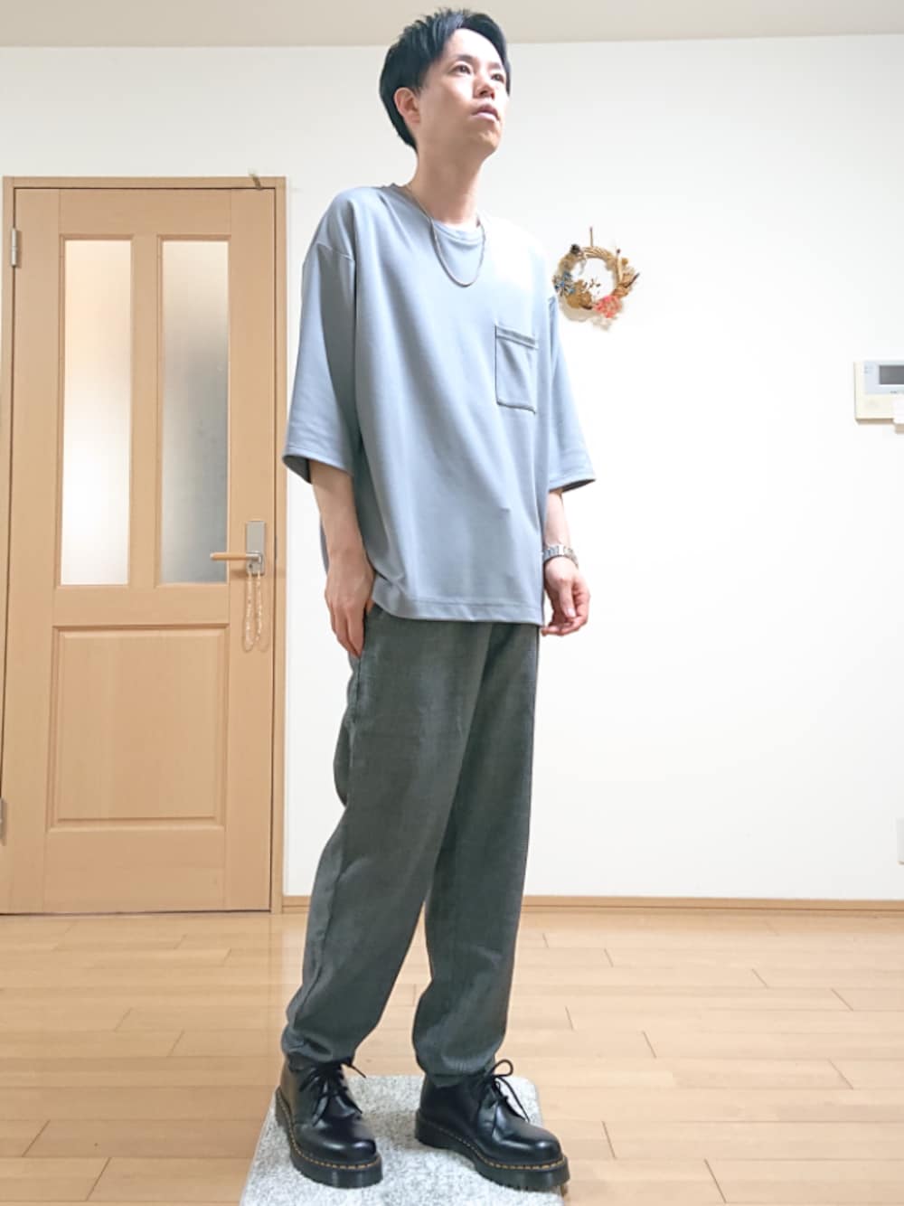 グレー系のその他パンツ、グレー系のTシャツ/カットソー、ブラック系のブーツを着用したメンズの春コーディネートの1枚目の写真