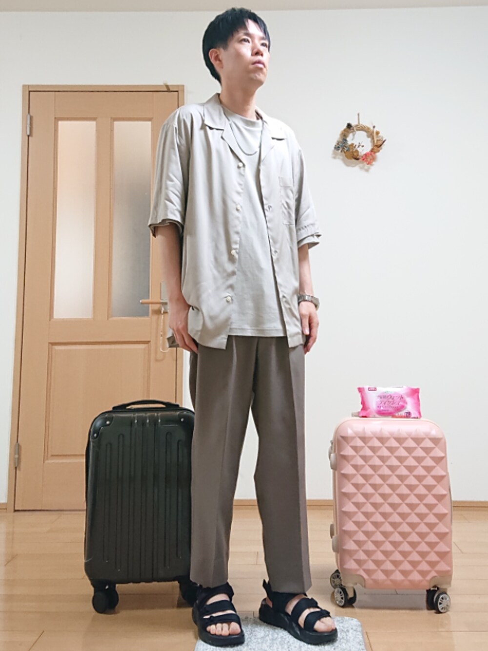 グレー系のシャツ/ブラウス、ブラック系のサンダル、グレー系のシャツ/ブラウスを着用したメンズの春コーディネートの1枚目の写真