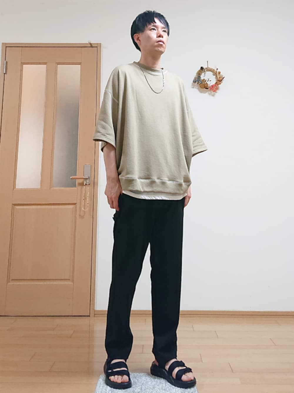 ブラウン系のTシャツ/カットソー、ホワイト系のタンクトップ、ブラック系のサンダルを着用したメンズの夏コーディネートの1枚目の写真