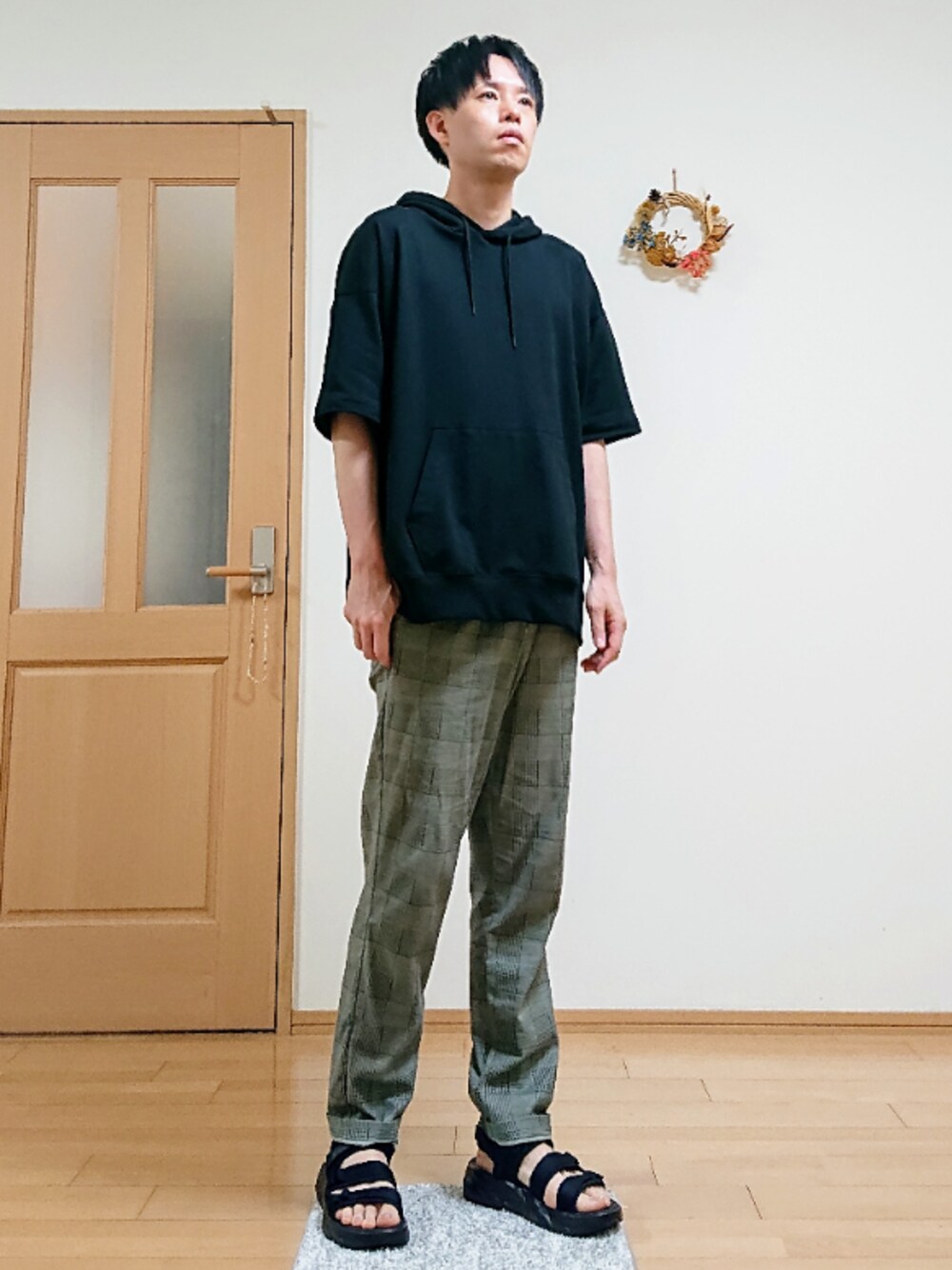 グレー系のその他パンツ、ブラック系のサンダルを着用したメンズの夏コーディネートの1枚目の写真