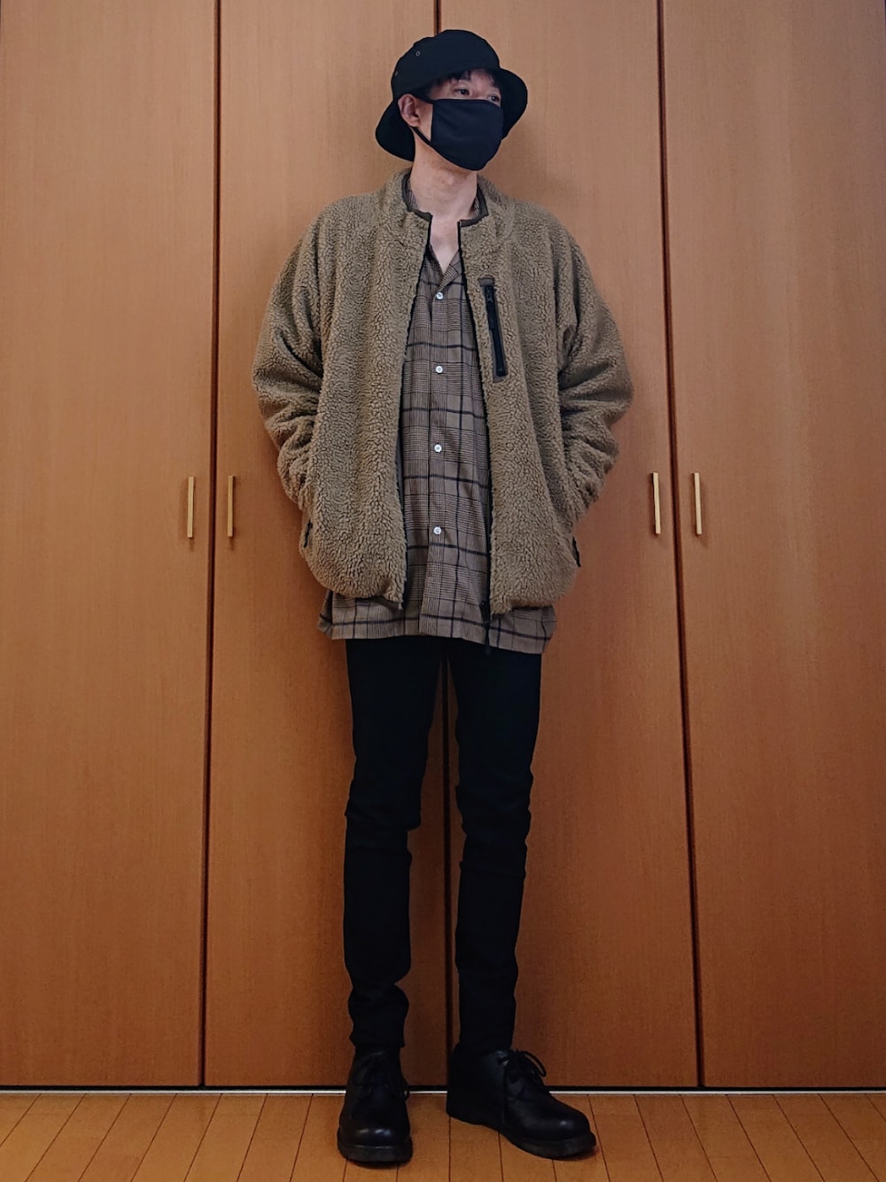 ブラック系のその他パンツ、ベージュ系のシャツ/ブラウス、ブラック系のハットを着用したメンズの秋コーディネートの1枚目の写真