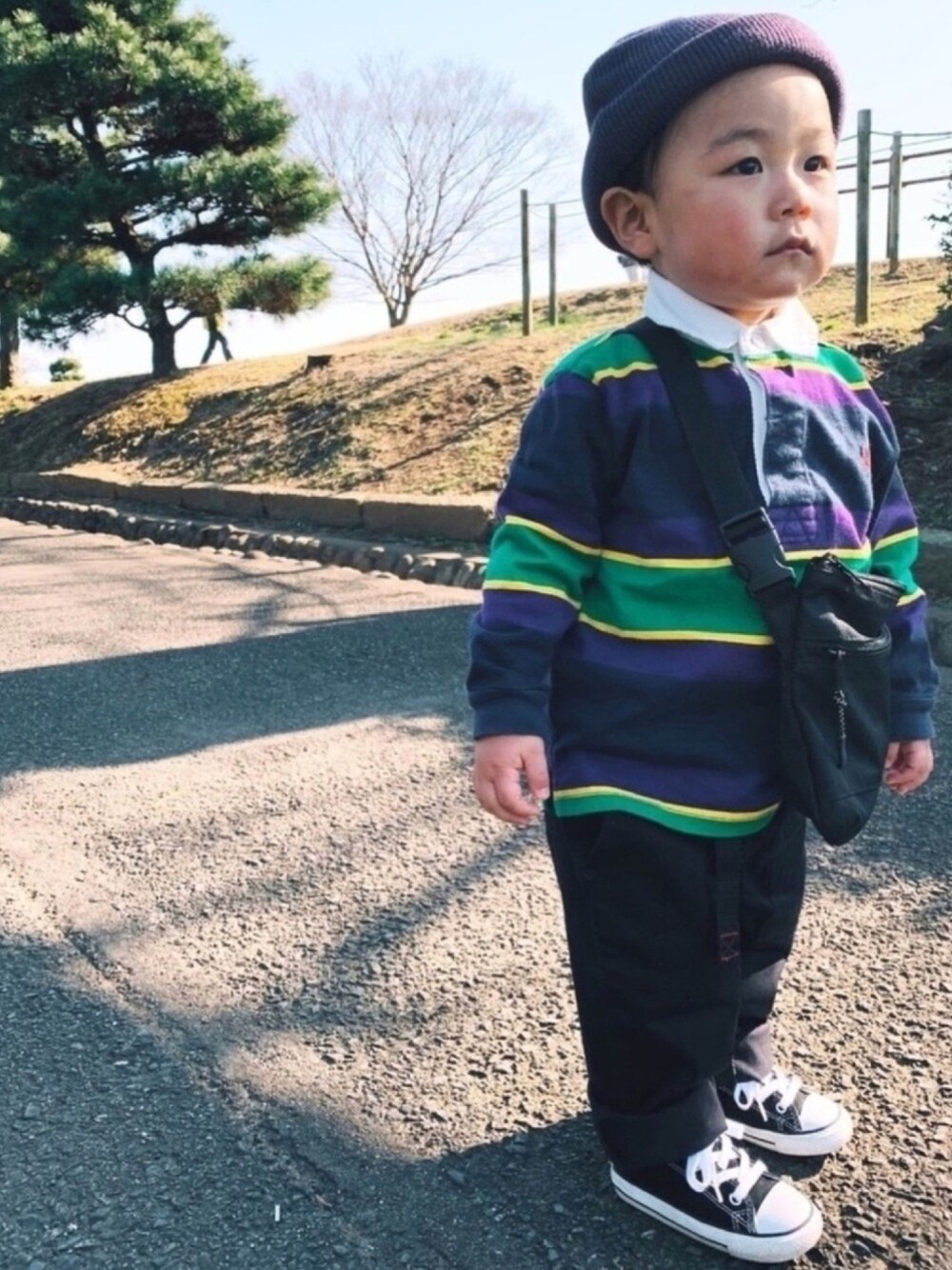 「カジュアルコーデ、男の子コーデ、ニット帽、converse、ラガーシャツ、キッズコーデ、キッズファッション、プチプラ、古着MIX、ショルダーバッグ」｜「RALPH LAURENのアイテム（ポロシャツ、パープル系）」を使った、xItsukixさん（キッズ・90cm）の春コーディネートの1枚目の写真