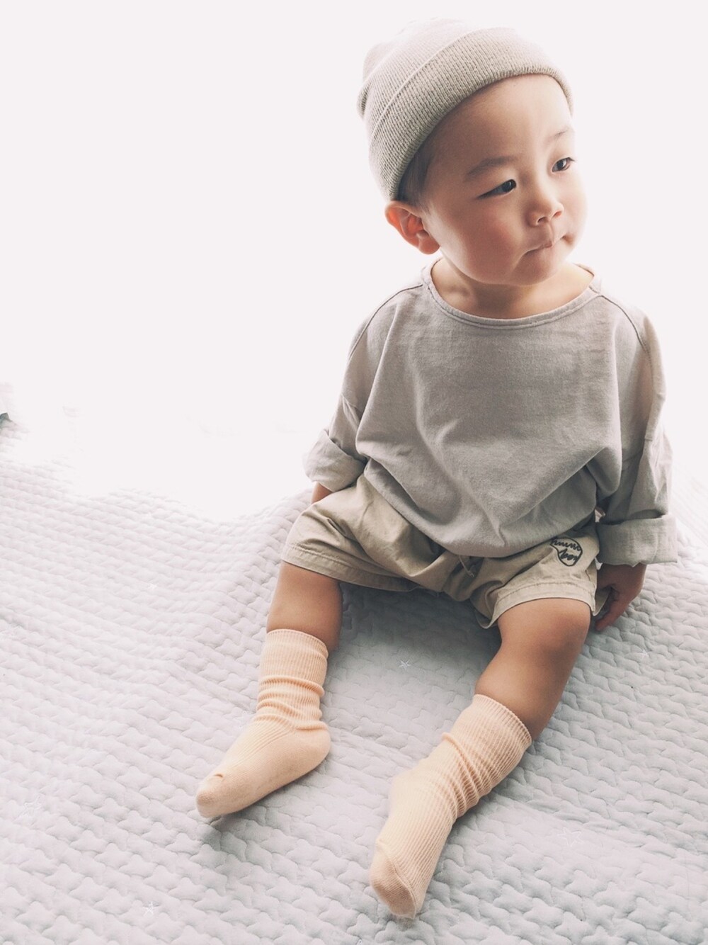「キッズコーデ、ハーフパンツ、ワントーンコーデ、おうちファッション、ニット帽、韓国子供服、男の子、ベージュ、ゆるコーデ、部屋撮り」｜「Digreenの韓国子供服（ニットキャップ/ビーニー、ベージュ系）」を使った、xItsukixさん（キッズ・90cm）の春コーディネートの1枚目の写真