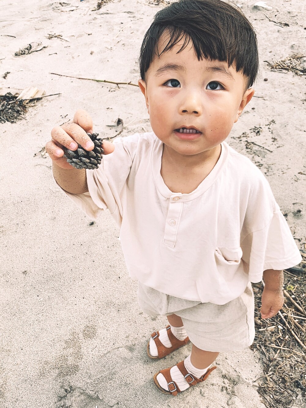 「シンプルコーデ、男の子コーデ、ワントーンコーデ、ベージュ、レザーサンダル、夏だ！Tシャツ着よう！」｜「anggoの韓国子供服（Tシャツ/カットソー、ベージュ系）」を使った、xItsukixさん（キッズ・90cm）の夏コーディネートの1枚目の写真