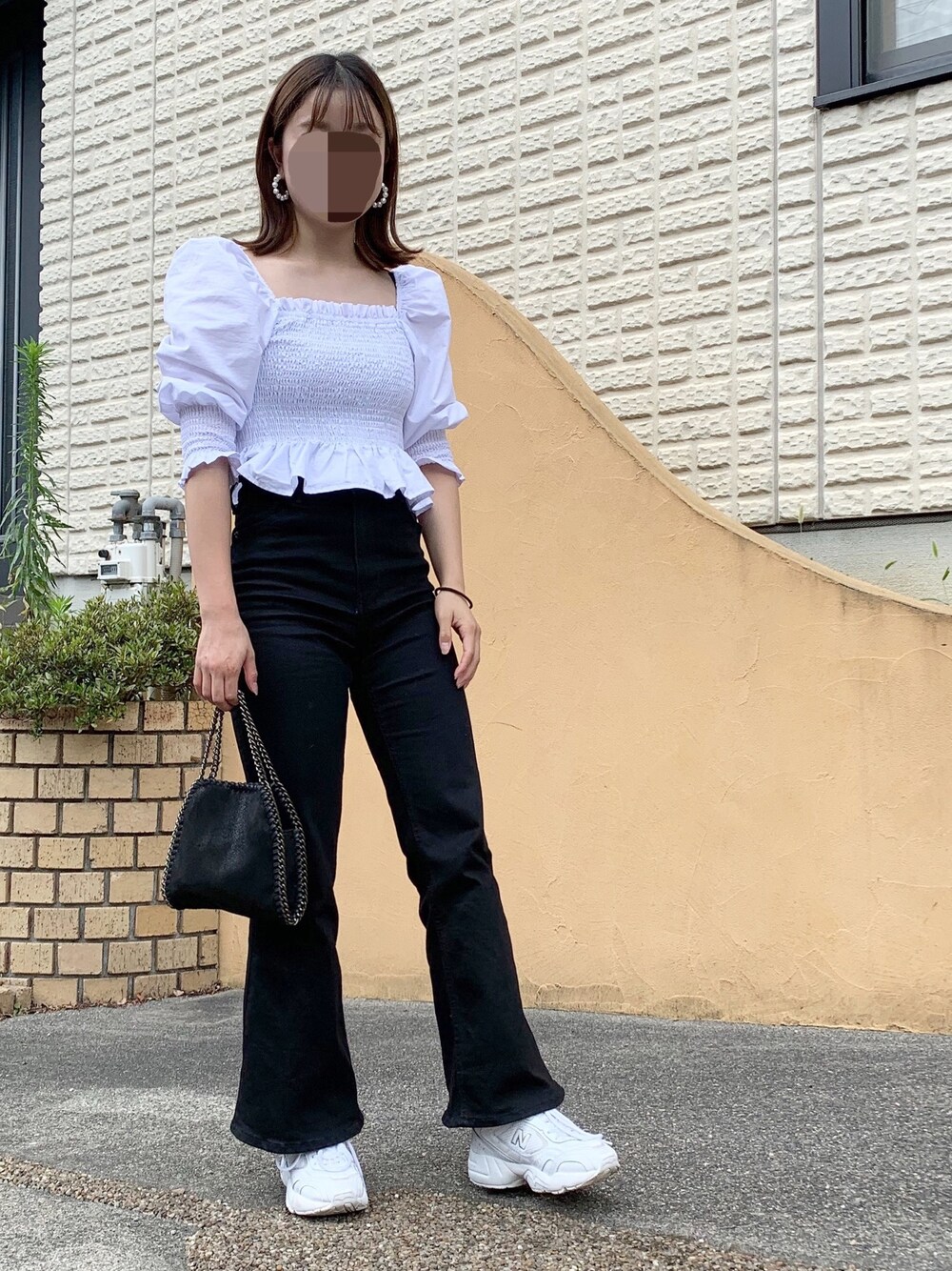 「モノクロコーデ、モノクロ、低身長、チェーンバッグ、フレアパンツ、ハイウエスト、パールピアス、足長効果、ブラウス」｜「Bershkaのアイテム（パンツ、ブラック系）」を使った、yamayamaさん（レディース・153cm）の夏コーディネートの1枚目の写真