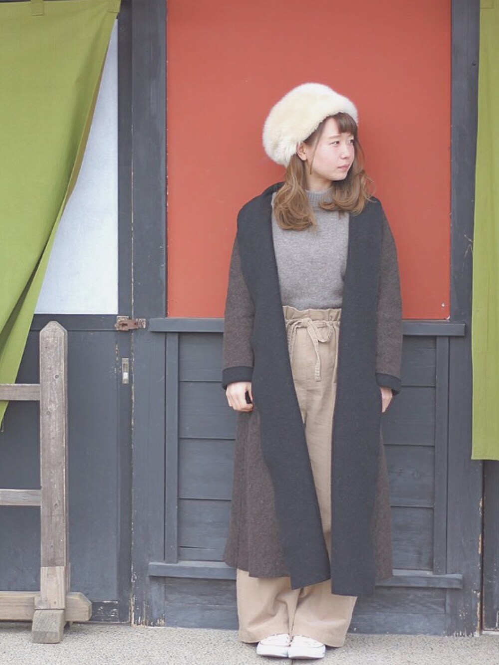 「カジュアル、シンプルコーデ、merフレンズ、ファー帽子、コーデュロイパンツ、Kastane、青文字系、GU、アーバンリサーチ、グレー」｜「LOWRYS FARMのアイテム（帽子、ホワイト系）」を使った、m a n a  さん（レディース・152cm）の冬コーディネートの1枚目の写真