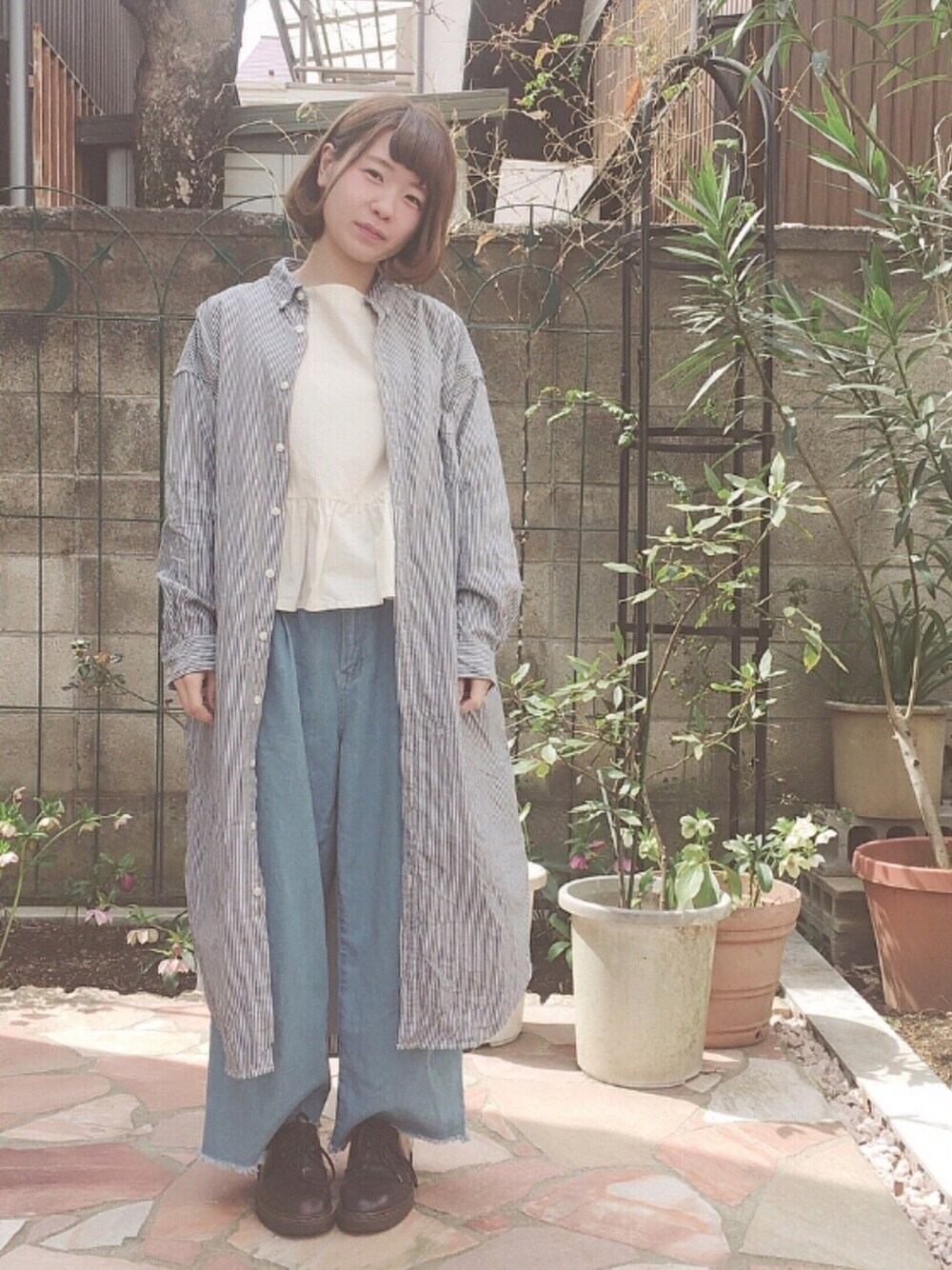 「春、シンプル、シャツワンピ、ニコアンド、デニムパンツ、merフレンズ、Soup.、ボブヘアー、ビュルデサボン、白ブラウス」｜「niko and...のコットンロングシャツワンピース【niko and ...】（シャツワンピース、ブルー系）」を使った、m a n a  さん（レディース・152cm）の春コーディネートの1枚目の写真