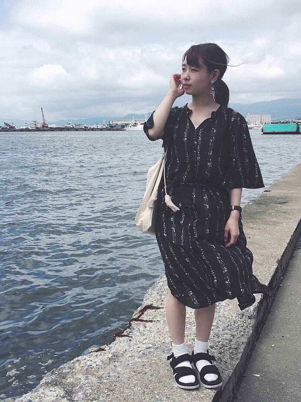 「夏コーデ、ootd、低身長、黒、ワンピース、merフレンズ、cepo.、niko and ...、おしゃれさんと繋がりたい、ゆるコーデ」｜「cepoの２ＷＡＹフラワープリントワンピ（ワンピース、ブラック系）」を使った、m a n a  さん（レディース・152cm）の夏コーディネートの1枚目の写真