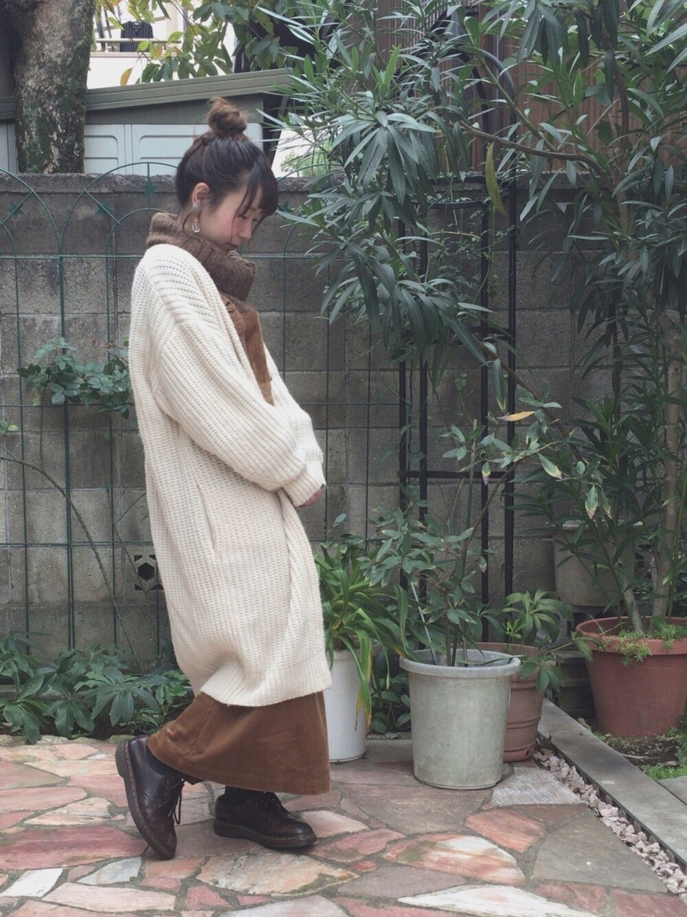 「シンプルコーデ、冬コーデ、低身長、ドクターマーチン、merフレンズ、cepo.、ジャンパースカート、コーデュロイ、ootd、ゆるコーデ」｜「Kastaneのオフタートルプルオーバー（ニット/セーター、ブラウン系）」を使った、m a n a  さん（レディース・152cm）の冬コーディネートの1枚目の写真