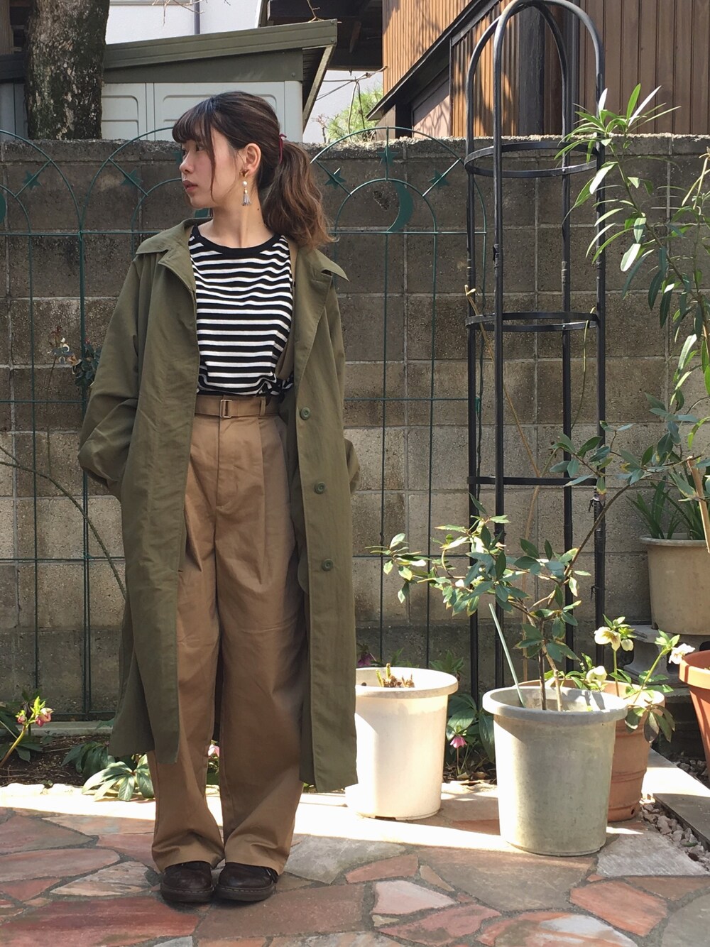 「パンツスタイル、プチプラ、大人カジュアル、GU、merフレンズ、アースカラー、ボーダートップス、おしゃれさんと繋がりたい、古着、シンプル」｜「GUのアイテム（ジャケット/アウター、グリーン系）」を使った、m a n a  さん（レディース・152cm）の夏コーディネートの1枚目の写真