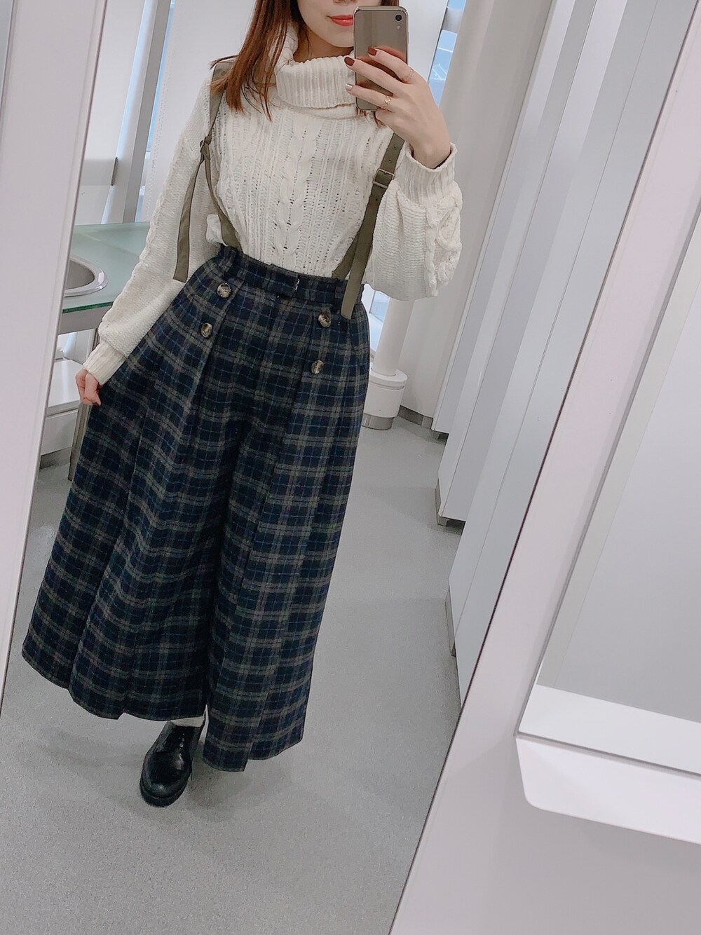 「秋冬コーデ、お洒落さんとつながりたい、サロペット、白ニット、おでかけコーデ、女の子コーデ」｜「REDYAZELのアイテム（サロペット/オーバーオール、その他）」を使った、ayaさん（レディース・196cm）の秋コーディネートの1枚目の写真
