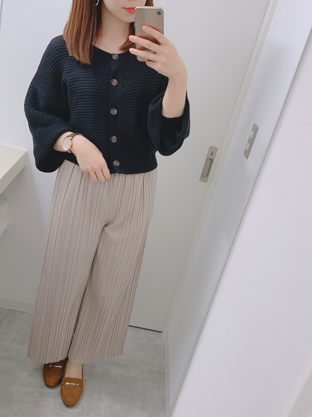 「大人カジュアル、お仕事コーデ、オフィスカジュアル、プリーツパンツ、ootd、おしゃれさんと繋がりたい」｜「fifthのプリーツロングワイドパンツ（その他パンツ、ピンク系）」を使った、ayaさん（レディース・196cm）の秋コーディネートの1枚目の写真