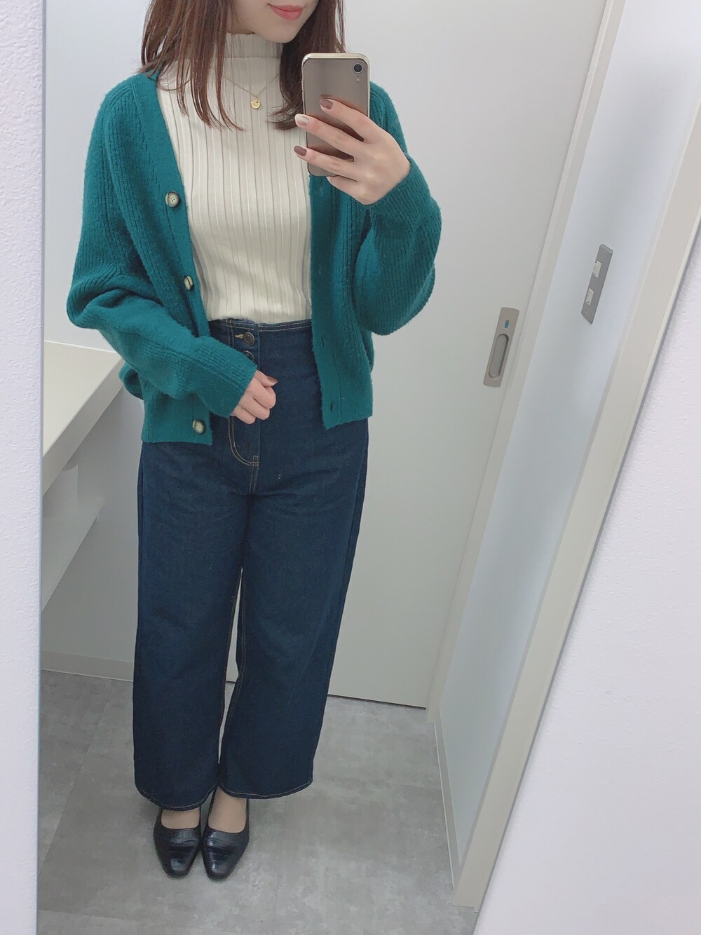 「オトナカジュアル、おしゃれさんと繋がりたい、プチプラ、GU、ハイウエスト、デニムパンツ、オフィスカジュアル、ootd」｜「INGNIのハイウエストデニムワイドパンツ（デニムパンツ、ブルー系）」を使った、ayaさん（レディース・196cm）の冬コーディネートの1枚目の写真
