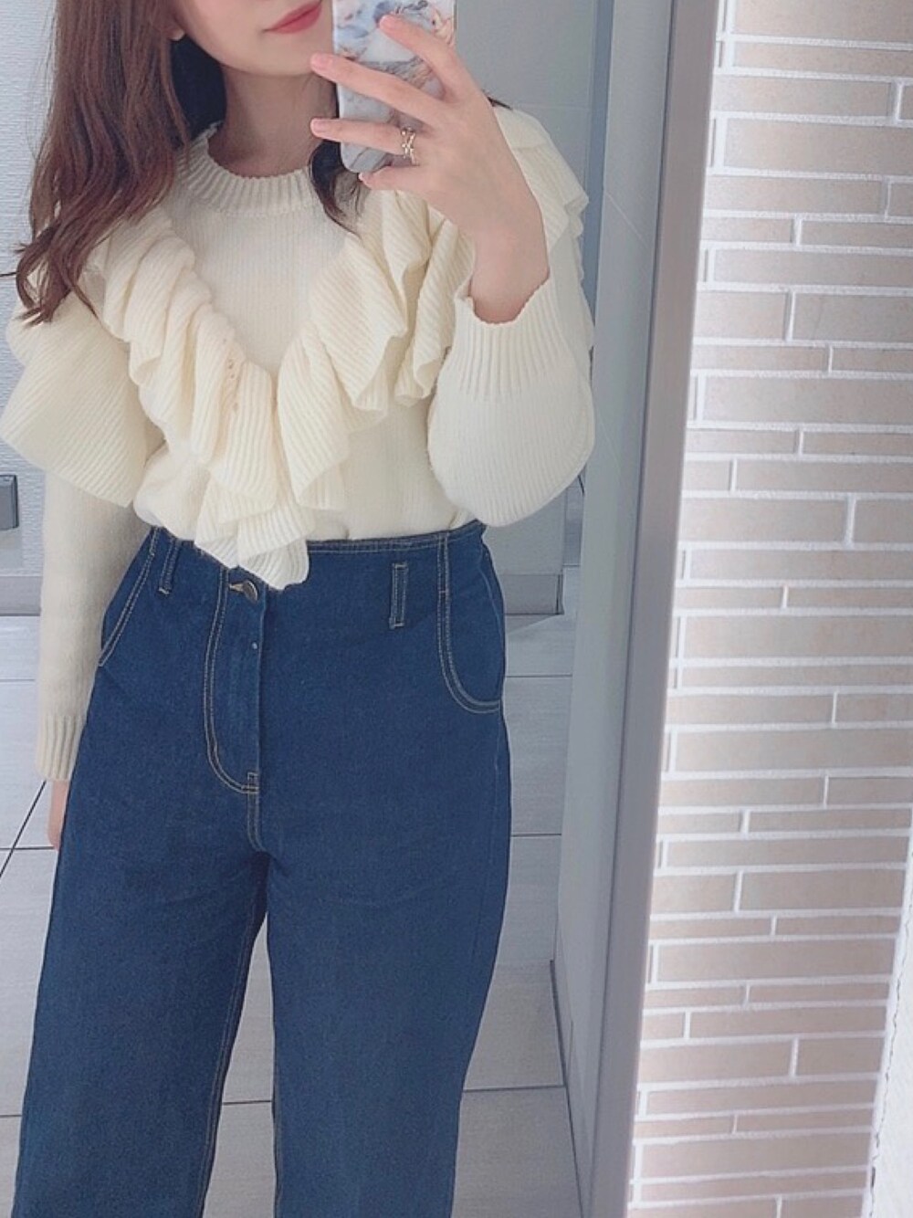 「白ニット、rili_tokyo、INGNI、春コーデ、デニムパンツ、デニム、ゆるコーデ、カジュアルコーデ、オトナ女子、韓国ファッション」｜「RILIのアイテム（ニット/セーター、ホワイト系）」を使った、ayaさん（レディース・168cm）の春コーディネートの1枚目の写真