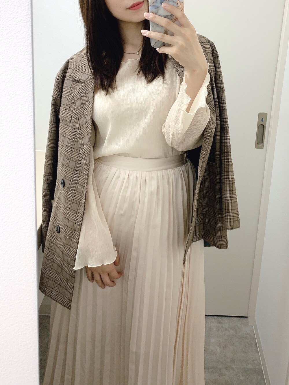 「archives、one after another NICE CLAUP、ootd、韓国ファッション、ブラウンコーデ、ホワイトコーデ、オトナカジュアル、オトナ女子、きれいめカジュアル、カジュアルコーデ」｜「one after another NICE CLAUPのアソート プリーツスカート（スカート、ホワイト系）」を使った、ayaさん（レディース・168cm）の春コーディネートの1枚目の写真