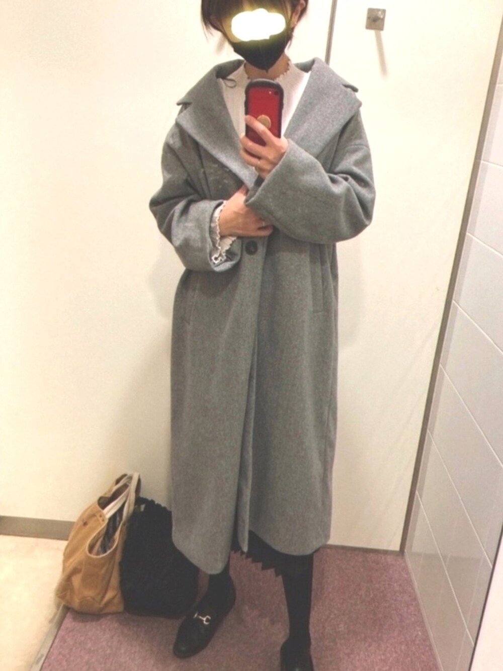 「オトナ女子、休日スタイル、オーバーサイズ、チェスターコート、グレー、骨格診断ストレート、ZARA、GU、プリーツスカート、白ニット」｜「ZARAのオーバーサイズコート（チェスターコート、グレー系）」を使った、yukko333さん（レディース・164cm）の冬コーディネートの1枚目の写真