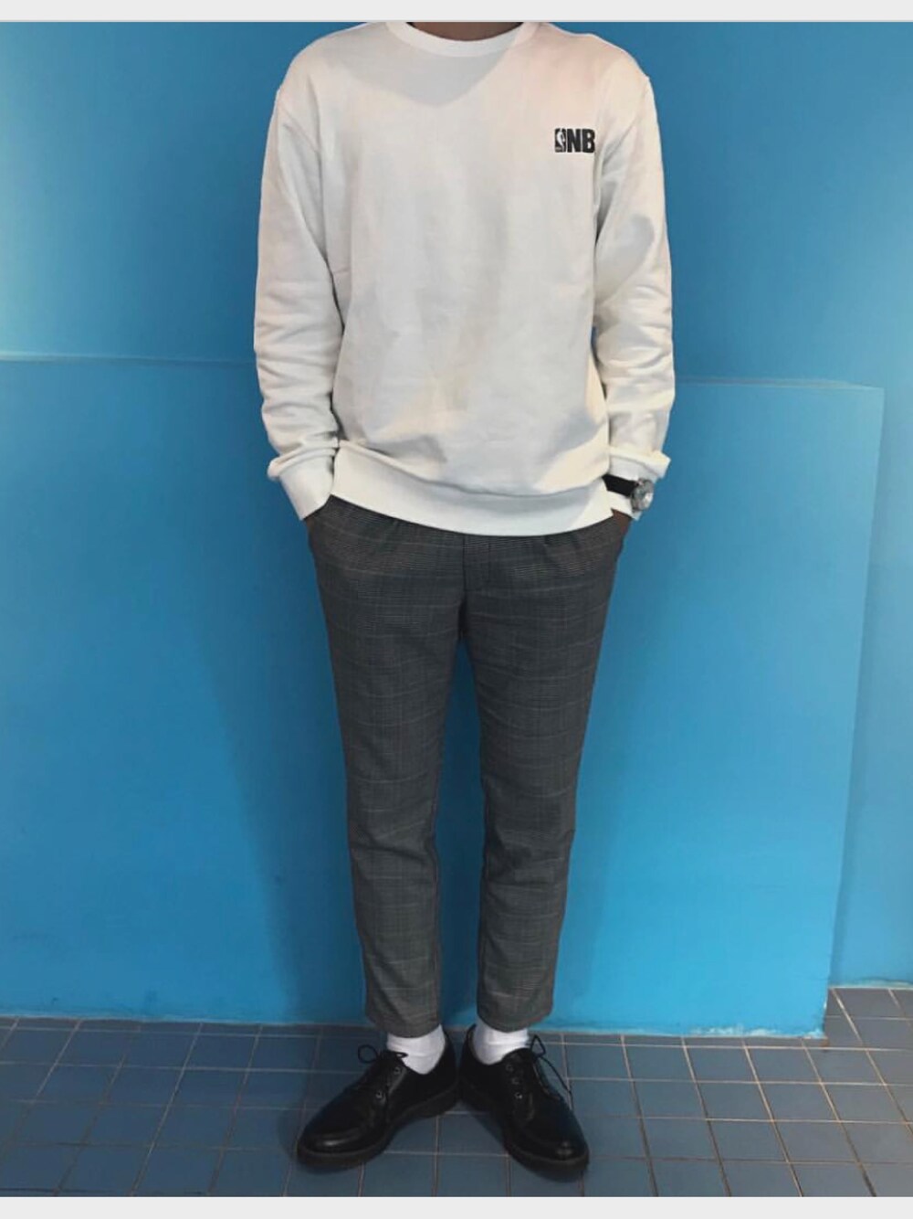 ホワイト系のジャケット/アウター、グレー系のスラックス、ブラック系のシューズを着用したメンズの冬コーディネートの1枚目の写真