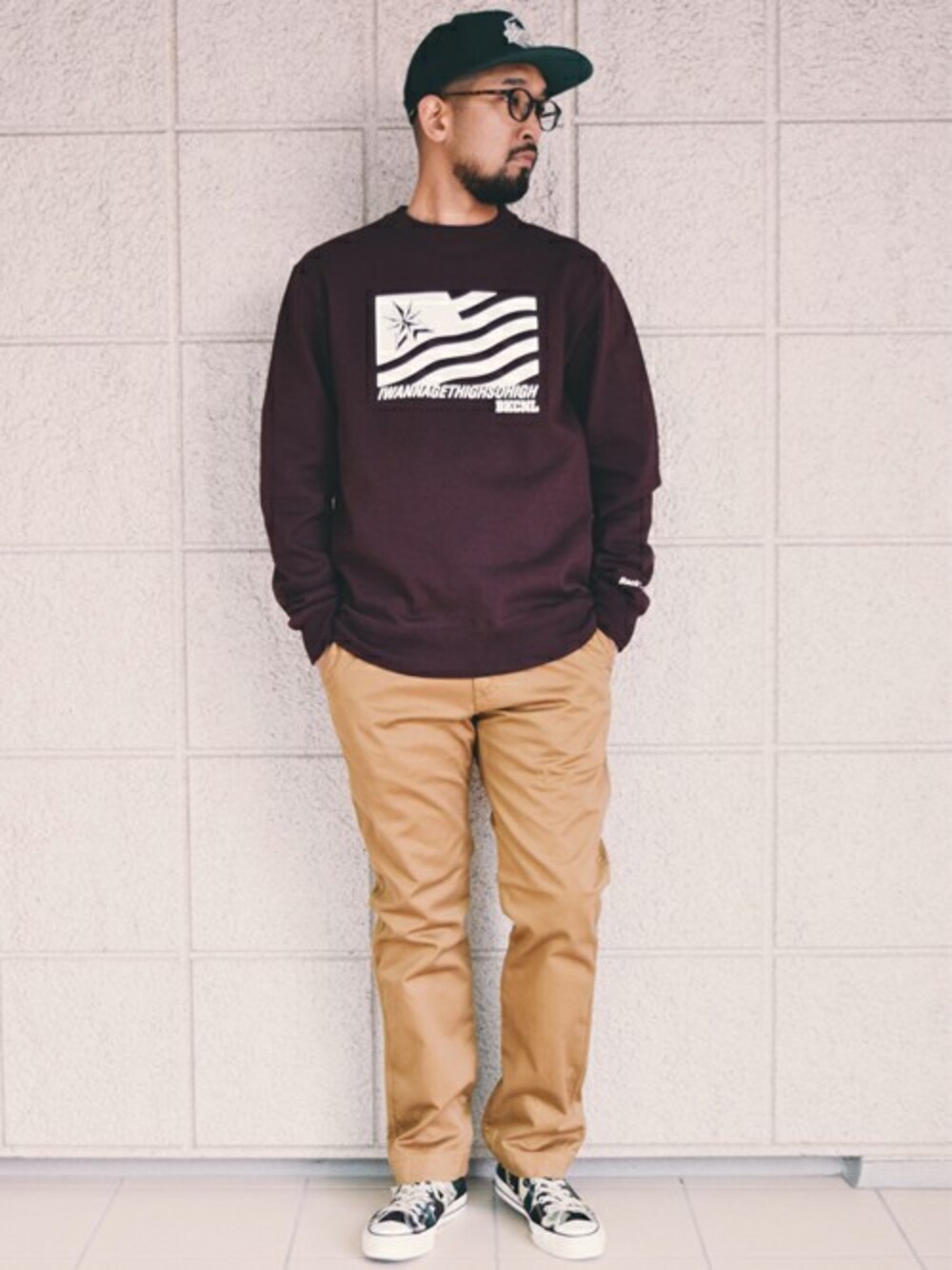 「スニーカー、コンバース、カジュアル、BACK CHANNEL、backchannel、street、シンプルコーデ、カジュアルコーデ、streetstyle、バックチャンネル」｜「Back ChannelのFLAG CREW SWEAT（スウェット、レッド系）」を使った、Back Channel®︎さん（メンズ・177cm）の冬コーディネートの1枚目の写真