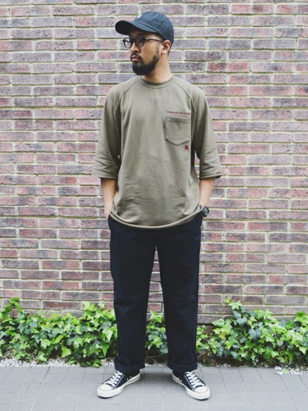「スウェット、スニーカー、シンプル、チノパン、キャップ、converse、BACK CHANNEL、backchannel、ワイドパンツ、バックチャンネル」｜「Back ChannelのCUT OFF 70% SWEAT（Tシャツ/カットソー、グリーン系）」を使った、Back Channel®︎さん（メンズ・177cm）の春コーディネートの1枚目の写真