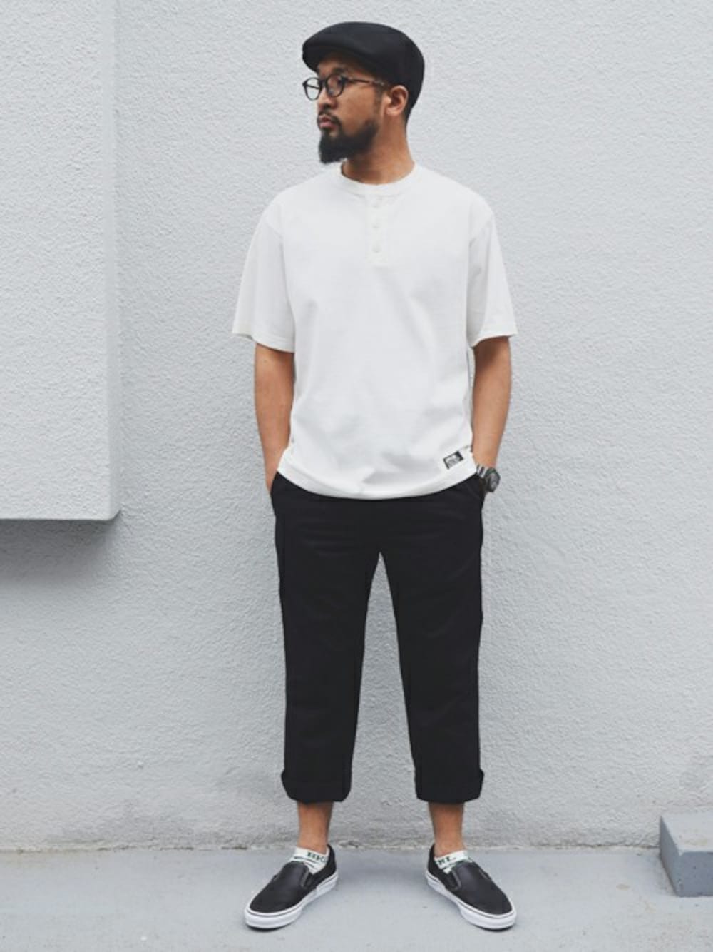 「スニーカー、VANS、カジュアル、シンプル、BACK CHANNEL、backchannel、クロップドパンツ、ロールアップ、シンプルコーデ、バックチャンネル」｜「Back ChannelのHENRY NECK T（Tシャツ/カットソー、ホワイト系）」を使った、Back Channel®︎さん（メンズ・177cm）の春コーディネートの1枚目の写真