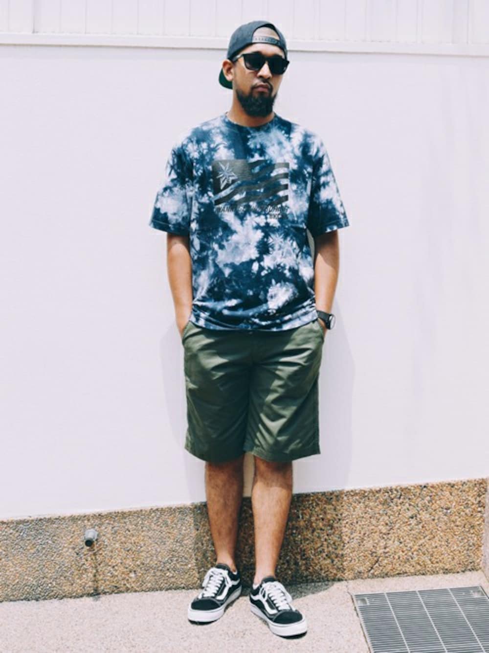 「スニーカー、VANS、シンプル、ストリート、サングラス、BACK CHANNEL、backchannel、シンプルコーデ、夏コーデ、バックチャンネル」｜「Back ChannelのFLAG TIE DYE T（Tシャツ/カットソー、ブルー系）」を使った、Back Channel®︎さん（メンズ・177cm）の夏コーディネートの1枚目の写真