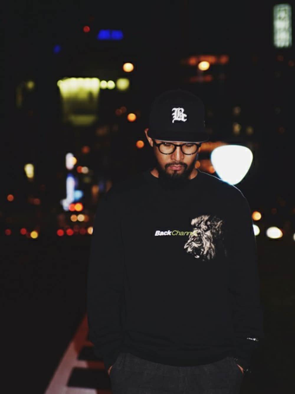 「スウェット、シンプル、ブラック、ワントーンコーデ、キャップ、BACK CHANNEL、backchannel、ニューエラ、ジョガーパンツ、バックチャンネル」｜「Back ChannelのKING OF BEAST CREW SWEAT（スウェット、ブラウン系）」を使った、Back Channel®︎さん（メンズ・177cm）の秋コーディネートの1枚目の写真
