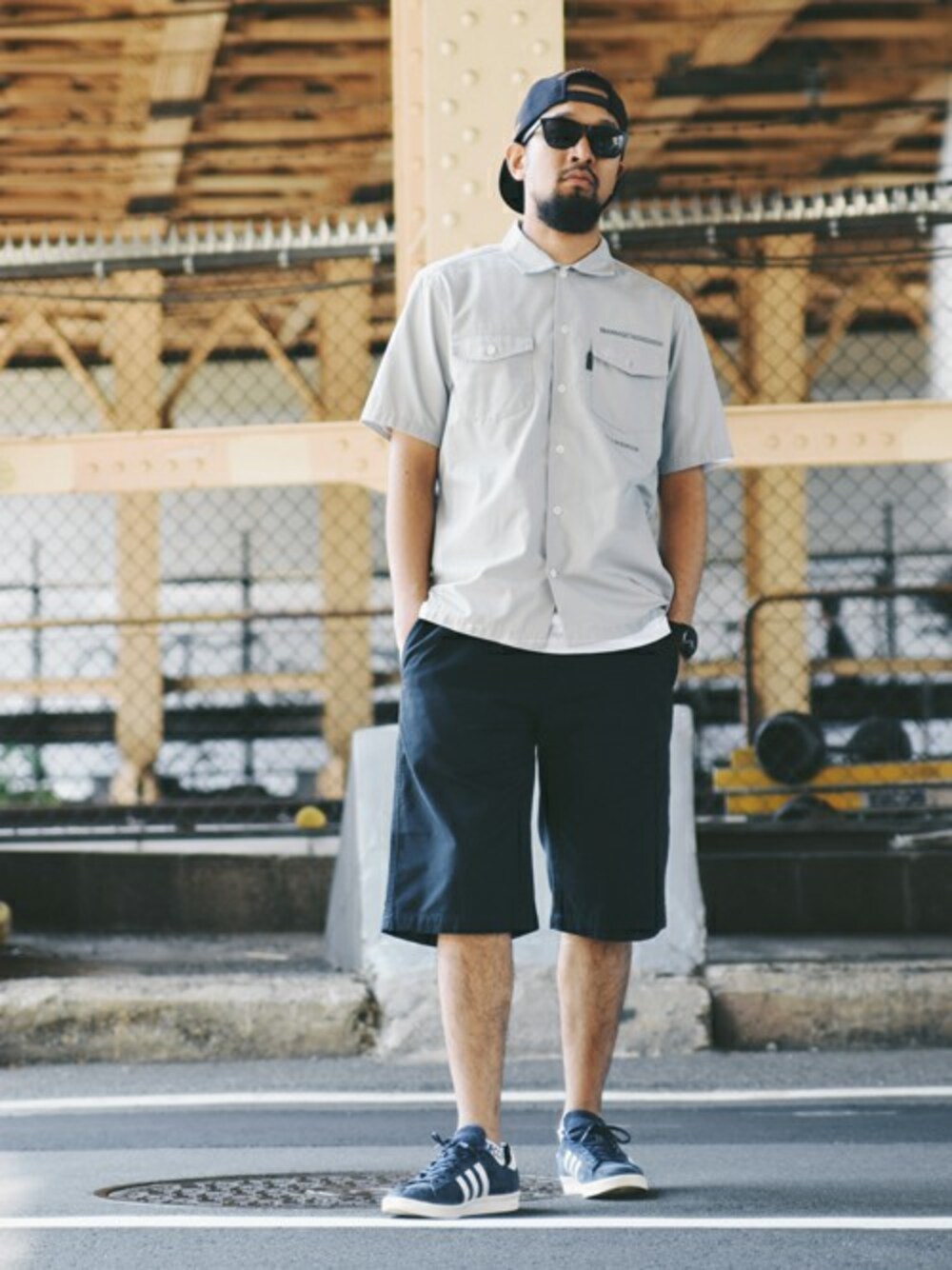 「スニーカー、カジュアル、シンプル、adidas、ストリート、サングラス、BACK CHANNEL、backchannel、シンプルコーデ、バックチャンネル」｜「Back ChannelのPRINT WORK H/S SHIRT（シャツ/ブラウス、グレー系）」を使った、Back Channel®︎さん（メンズ・177cm）の春コーディネートの1枚目の写真