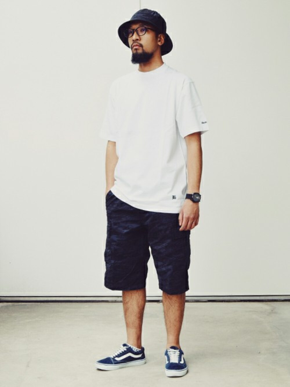 「スニーカー、VANS、カジュアル、シンプル、カモフラ、BACK CHANNEL、backchannel、シンプルコーデ、春コーデ、バックチャンネル」｜「Back ChannelのONE POINT T（Tシャツ/カットソー、ホワイト系）」を使った、Back Channel®︎さん（メンズ・177cm）の春コーディネートの1枚目の写真