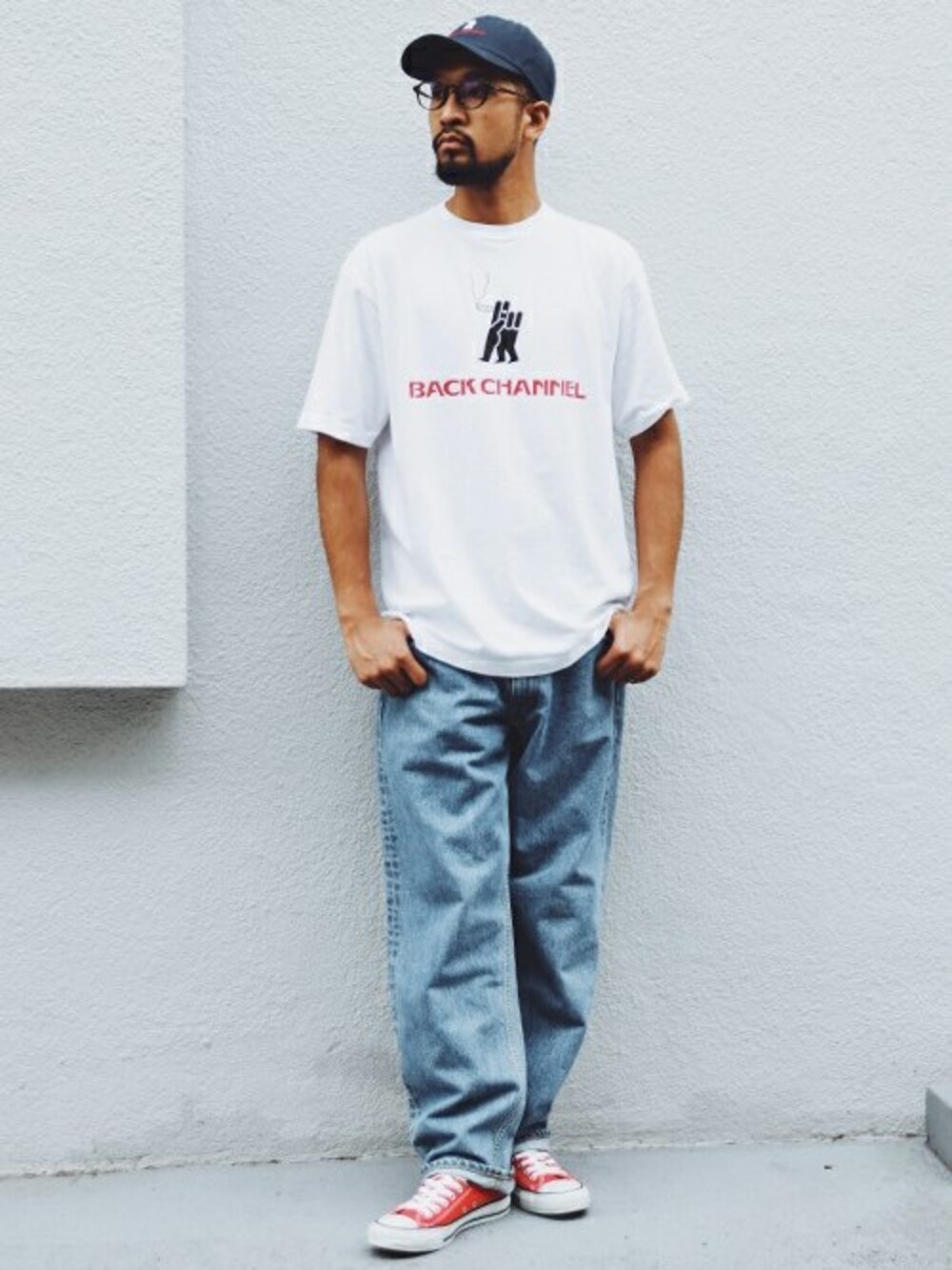 「スニーカー、コンバース、シンプル、denim、Tシャツ、ストリート、BACK CHANNEL、backchannel、90’s、バックチャンネル」｜「Back ChannelのSMOKING T（Tシャツ/カットソー、ホワイト系）」を使った、Back Channel®︎さん（メンズ・177cm）の秋コーディネートの1枚目の写真
