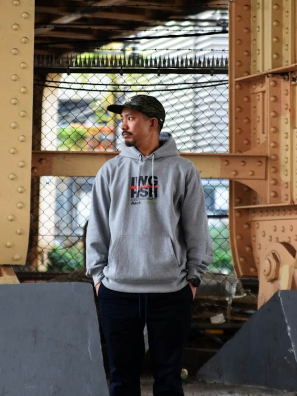「グレー、カモフラ、パーカー、ストリート、backchannel、ジェットキャップ、スケータースタイル、ストリートカジュアル、ジョガーパンツ、バックチャンネル」｜「Back ChannelのSQUARE LOGO PULLOVER PARKA（パーカー、グレー系）」を使った、Back Channel®︎さん（メンズ・175cm）の冬コーディネートの1枚目の写真