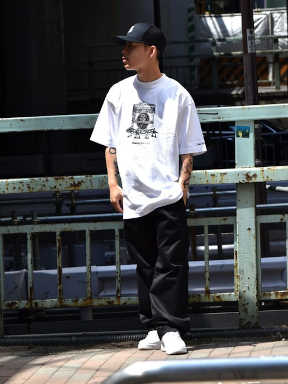 「チノパン、ストリート、backchannel、ビックシルエット、メッシュキャップ、スケータースタイル、エアフォースワン、airforce1、バックチャンネル」｜「Back ChannelのOLD-E MESH CAP（キャップ、ブラック系）」を使った、Back Channel®︎さん（メンズ・166cm）の夏コーディネートの1枚目の写真
